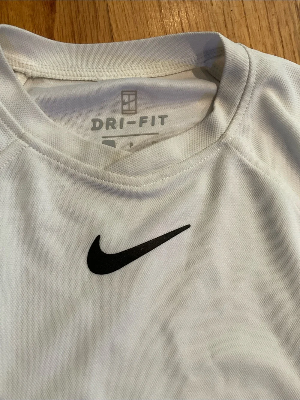 NIKE - TEE - Dri-Fit - White Black Nike Logo  &  Sleeve Boy’s Size S -Short Slee